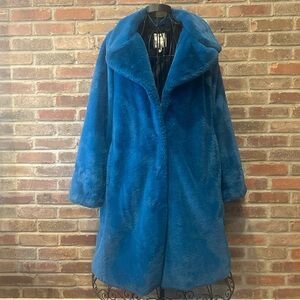 Aves Les Filles Faux Fur Blue Coat Size Large.